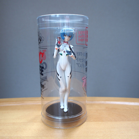 Before（左）はやや暗くて全体的に見えにくいが、After（右）はフィギュアの正面に光が当たっており、くっきり見えるようになった