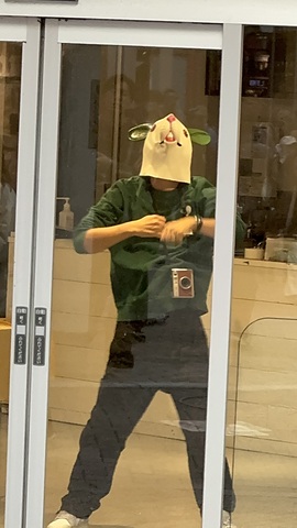 仕方なく店内で踊るしかない偽マイぴょん