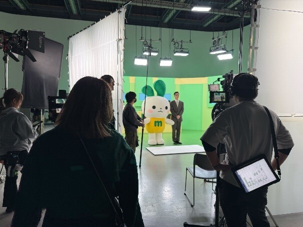 監督からの演技指導に真剣に対応するマイぴょん（左）/　スタジオでもなかなかの存在感！（右）