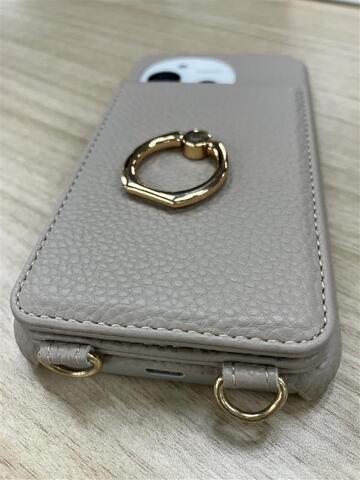 ケースにストラップ用の器具がついているので挟まなくていいのが便利。
